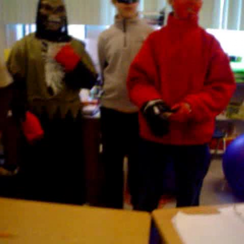 gr. 7s sing c est halloween
