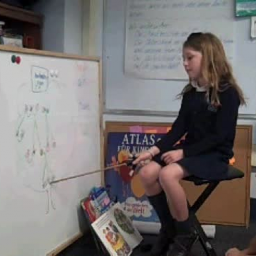 Zoe praesentiert ihren Familienbaum