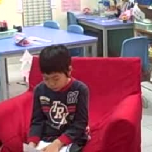 Se Geon reads a story that he wrote