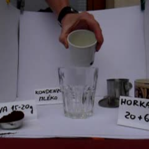 Priprava kavy ve vietnamskem filtru