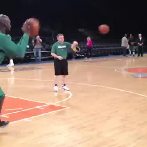 Kevin_Garnett_pregame_workout