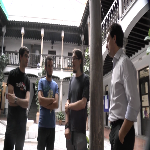 4 estudiantes sobre software gr es