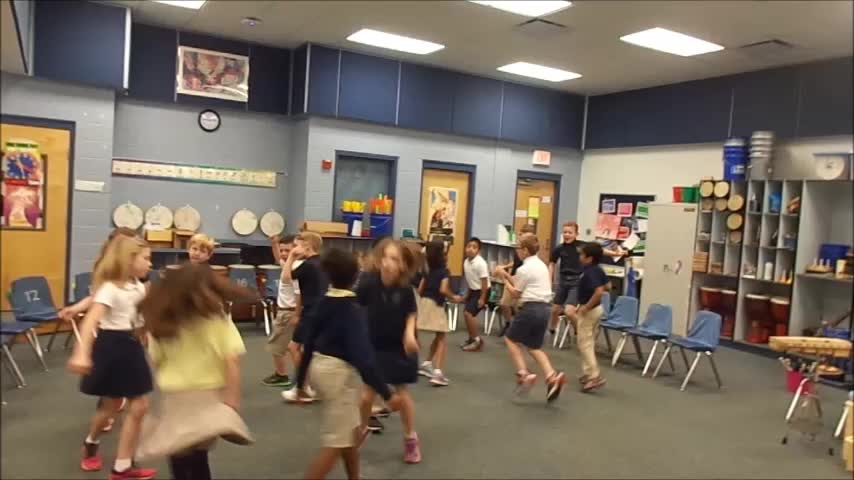 17-18 Ms. Lewis' 2nd grade class "Sally Go Round the Sun" canon/round